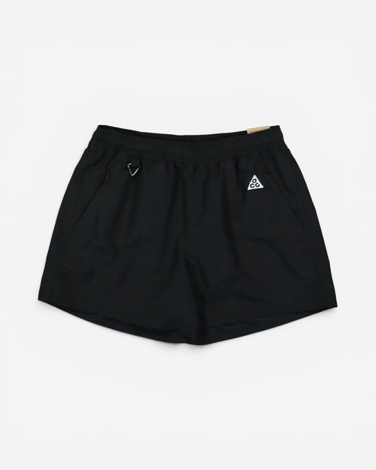 Чорні легкі нейлонові шорти Nike ACG Reservoir Goat з еластичним поясом, невеликим карабіном біля кишені та вишитим білим трикутним логотипом.