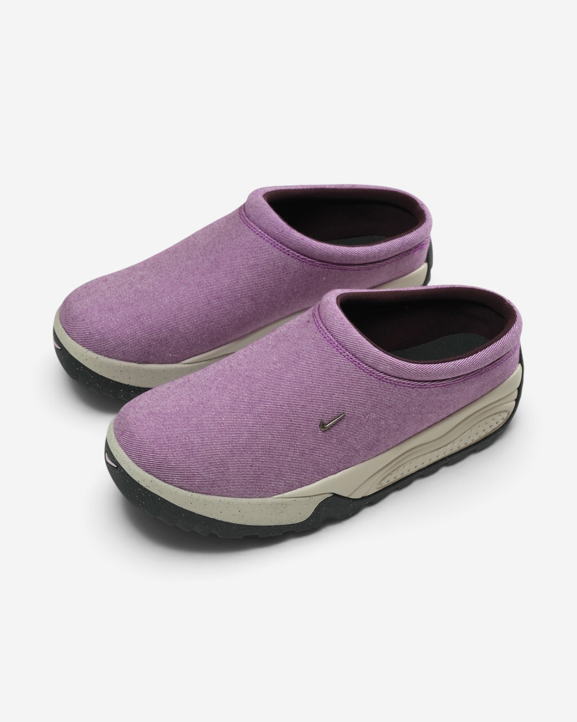 Фіолетові текстильні мюлі Nike ACG Rufus із джинсовою текстурою, бежевою проміжною підошвою та маленьким вишитим металевим логотипом.