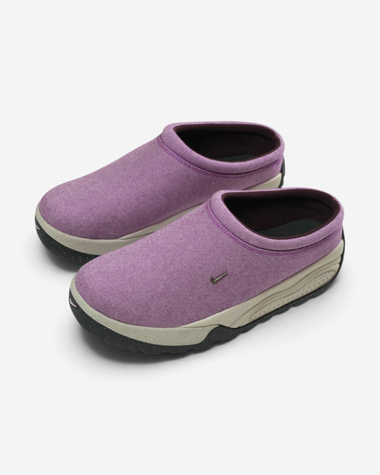 Фіолетові текстильні мюлі Nike ACG Rufus із джинсовою текстурою, бежевою проміжною підошвою та маленьким вишитим металевим логотипом.