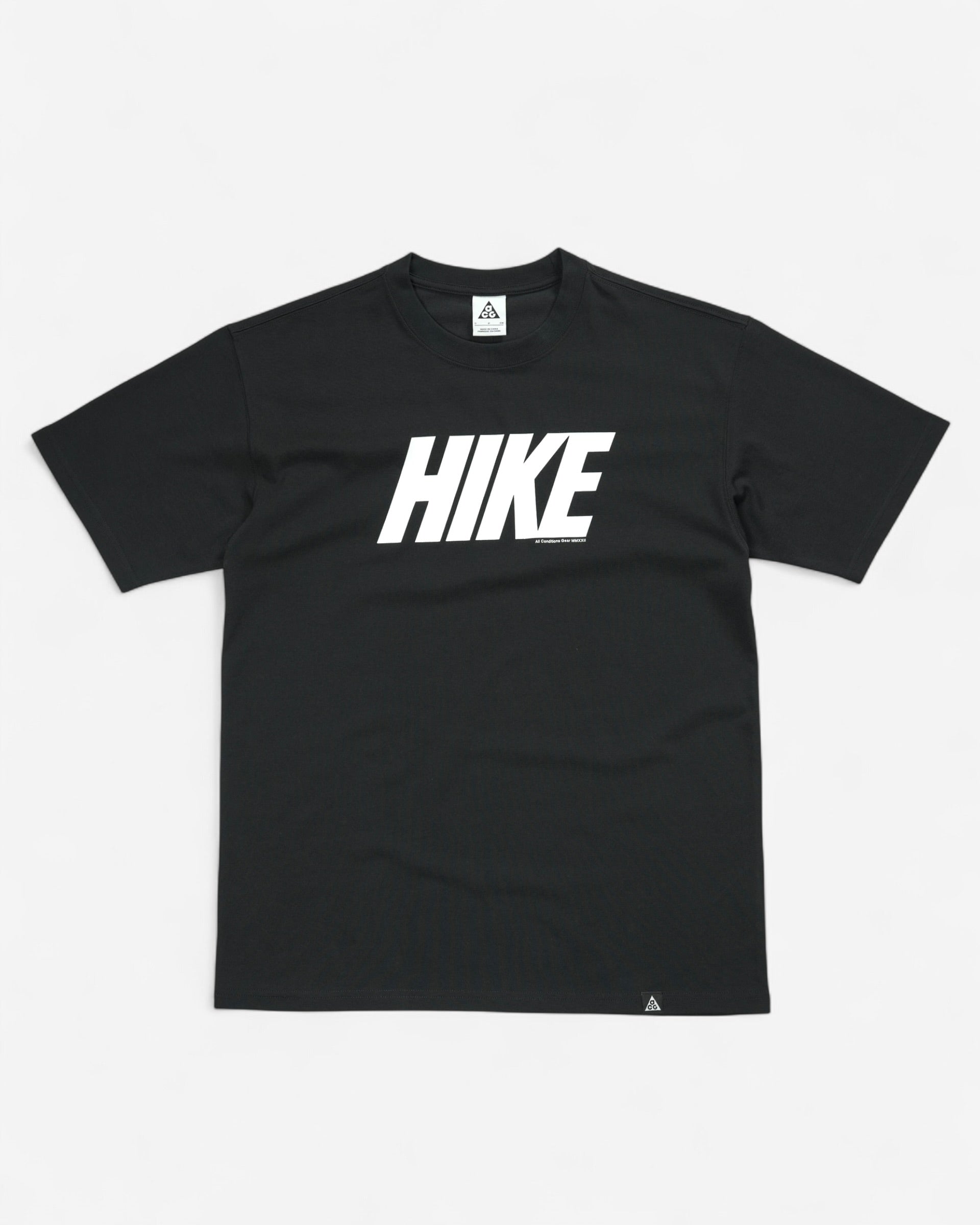 Чорна футболка вільного крою Nike ACG з великим білим текстовим написом HIKE по центру грудей.