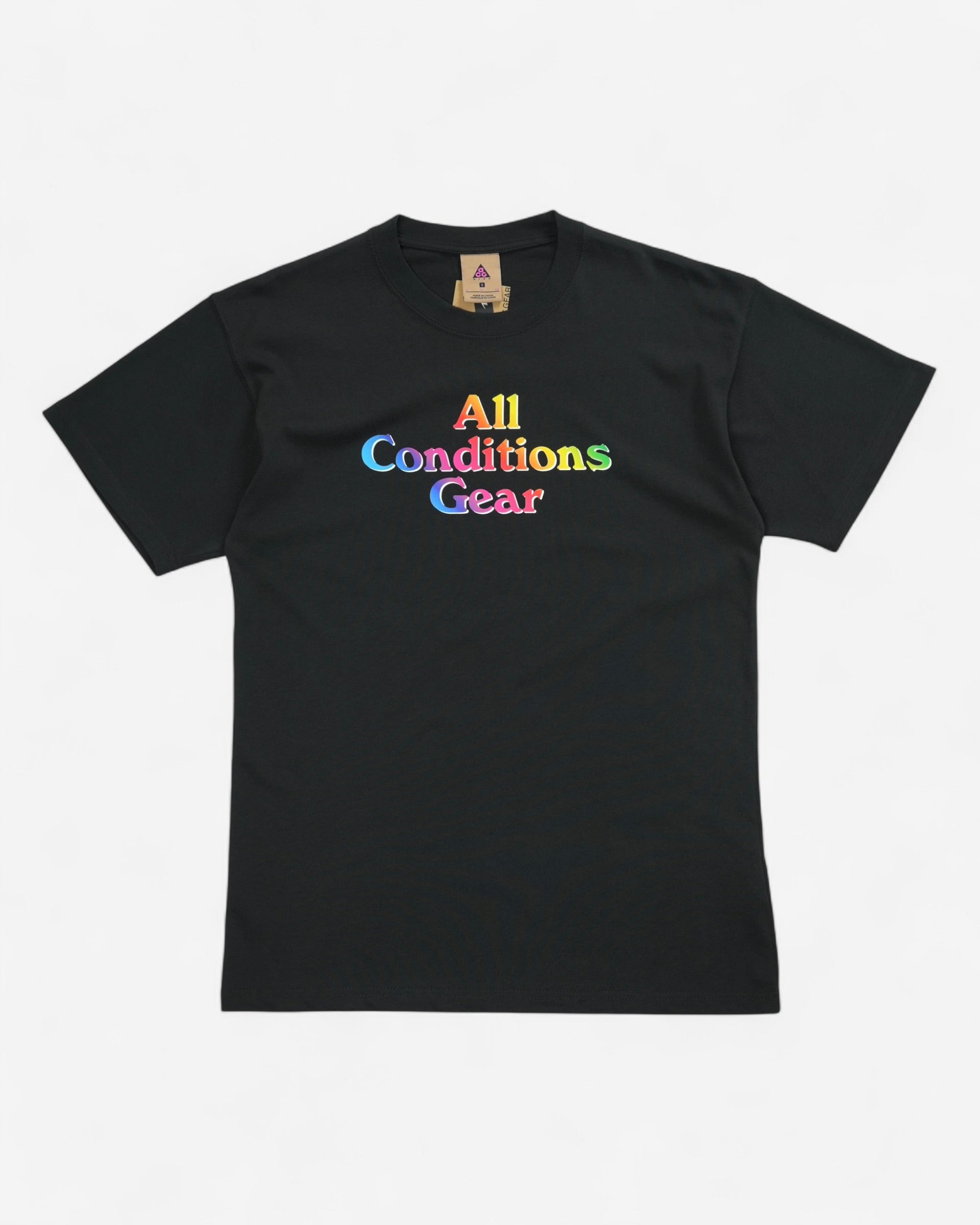 Чорна чоловіча футболка Nike ACG вільного крою з великим об'ємним написом All Conditions Gear у яскравих веселкових градієнтних кольорах по центру.