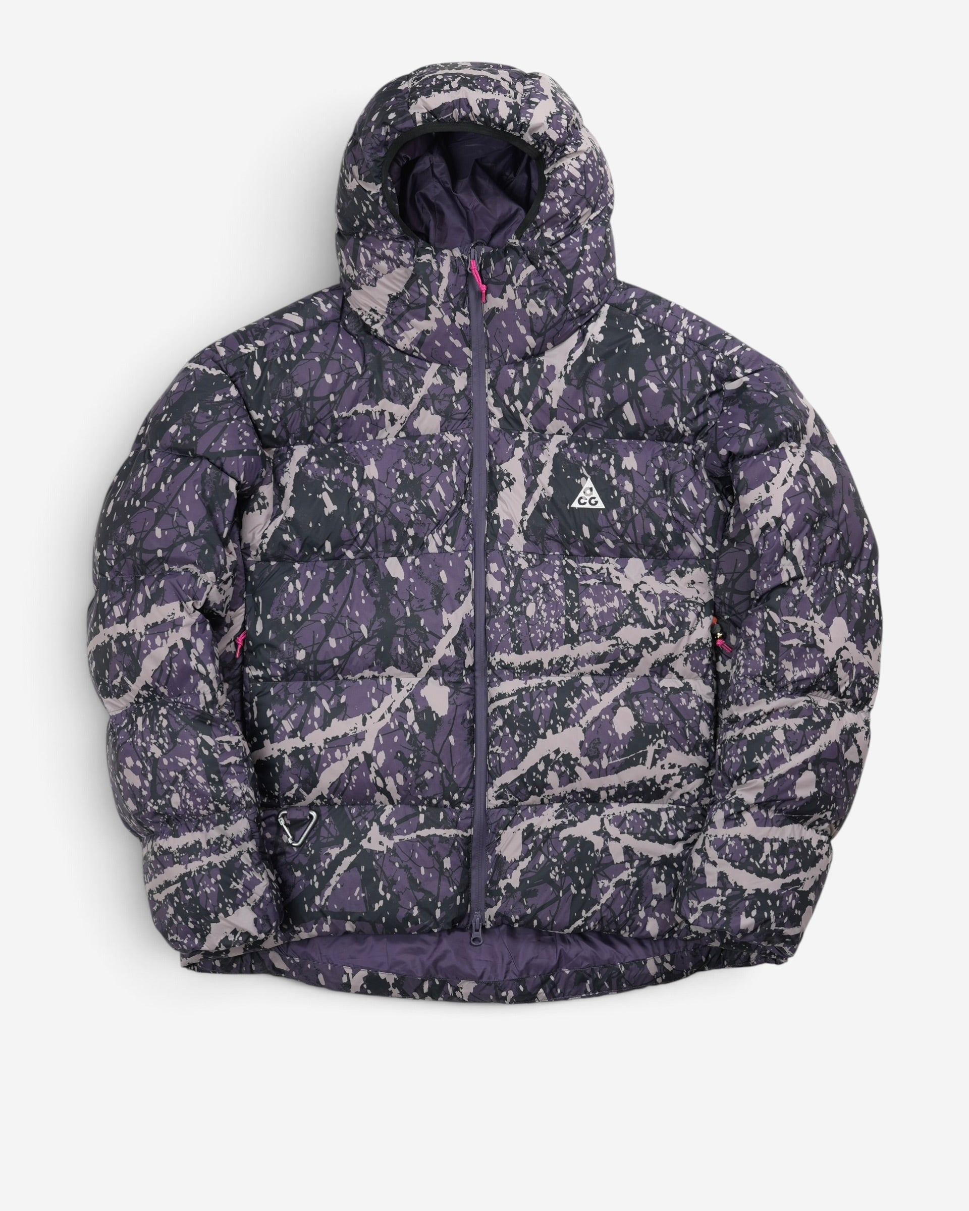 Темно-сірий пуховик Nike ACG Therma-FIT ADV Lunar Lake Jacket з абстрактним текстурним принтом, глибоким капюшоном та білим трикутним логотипом на грудях.