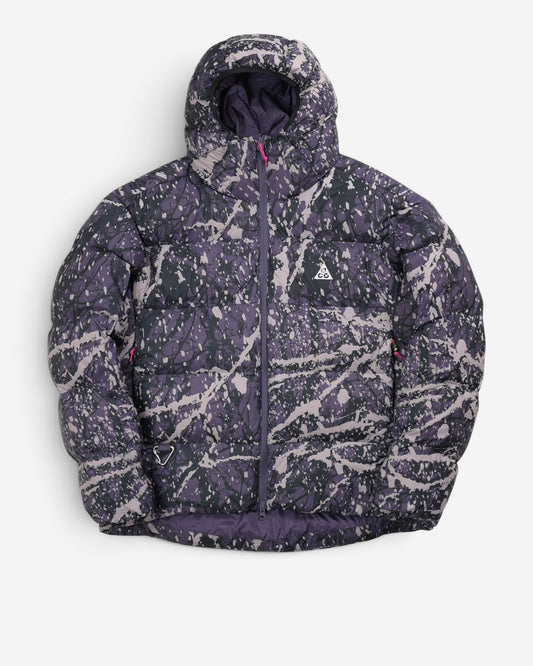 Темно-сірий пуховик Nike ACG Therma-FIT ADV Lunar Lake Jacket з абстрактним текстурним принтом, глибоким капюшоном та білим трикутним логотипом на грудях.