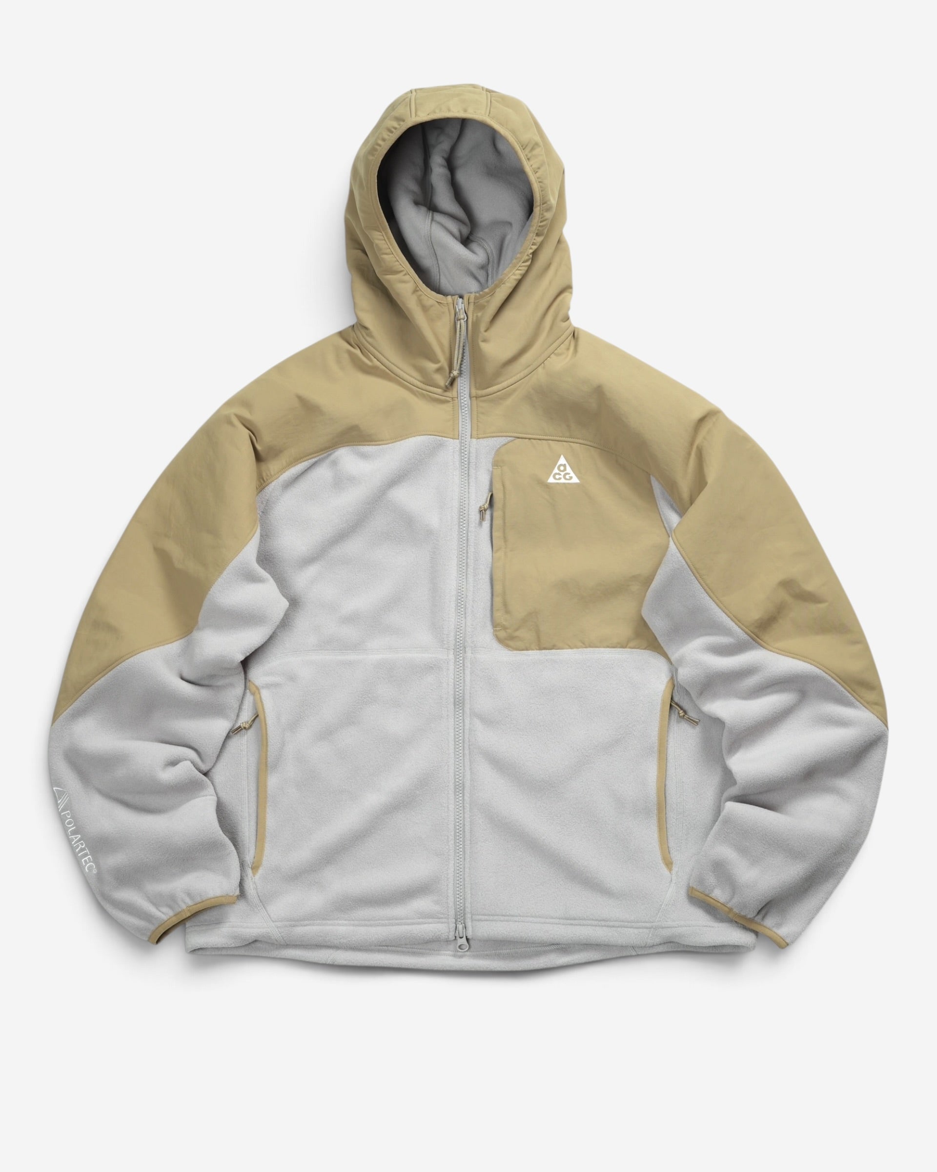 Чоловіча флісова кофта Nike ACG світло-сірого кольору з бежевими нейлоновими вставками на плечах, рукавах, нагрудній кишені та капюшоні.