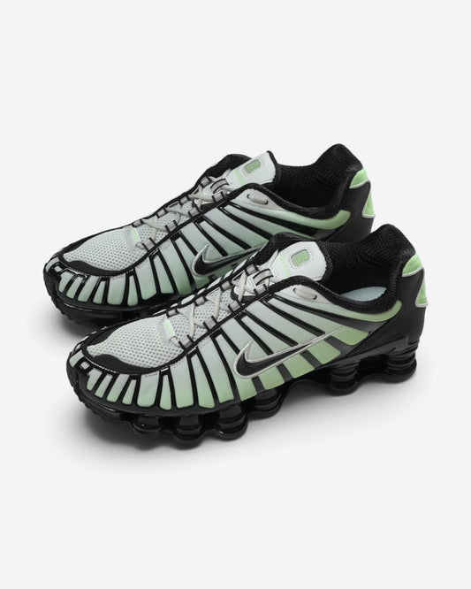 Світло-зелені чоловічі кросівки Nike Shox TL із чорними лініями каркаса, чорним вишитим логотипом та впізнаваною пружинною підошвою.