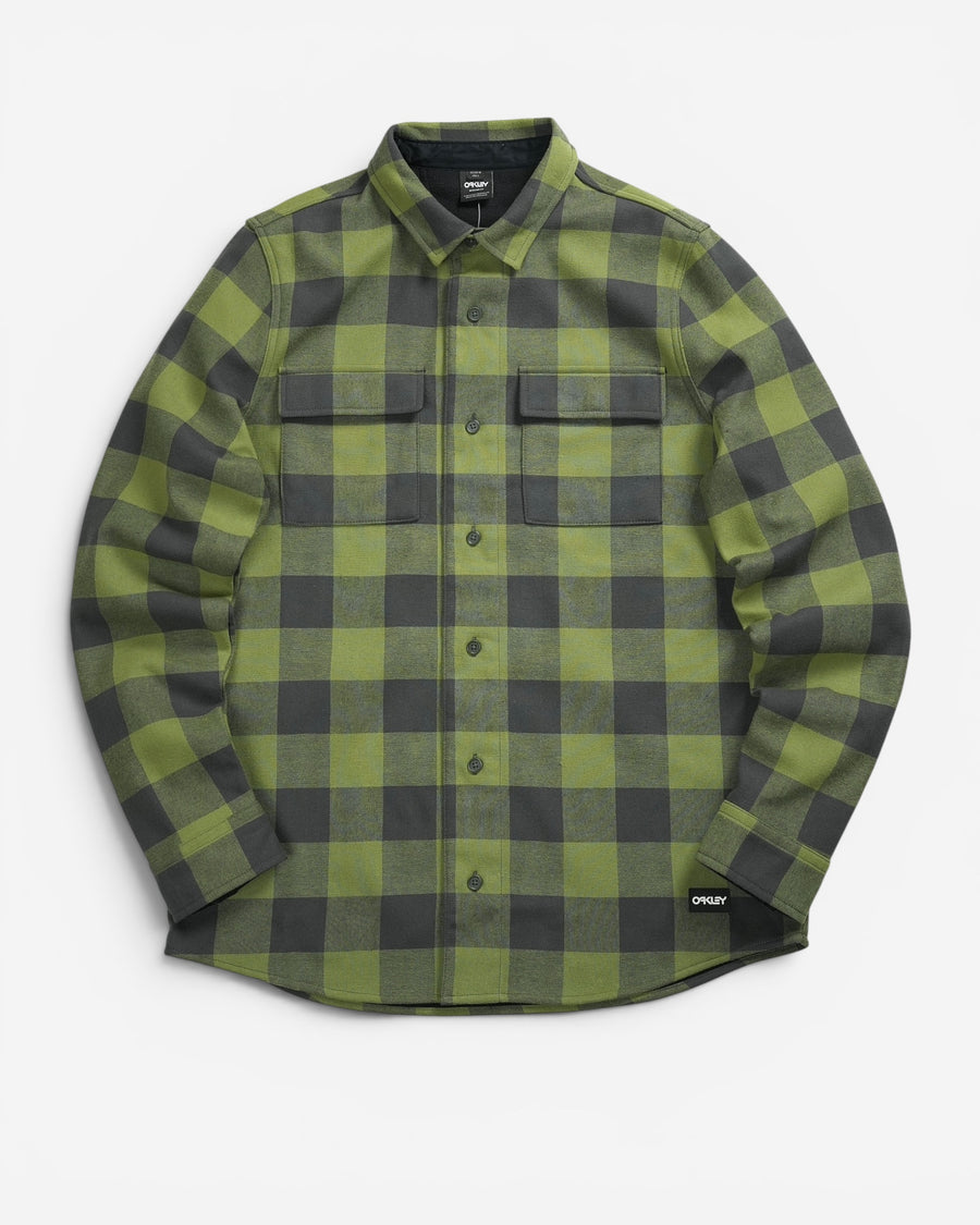 Оливково-чорна картата сорочка-жакет Oakley Bear Cozy Flannel з довгим рукавом, двома нагрудними кишенями та маленьким чорним патчем знизу.