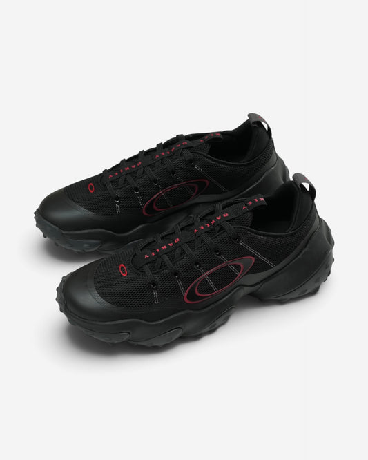 Чорні кросівки Oakley Edge Flex із масивною хвилеподібною підошвою, шнурівкою та великим бордовим контурним логотипом бренду на боці.