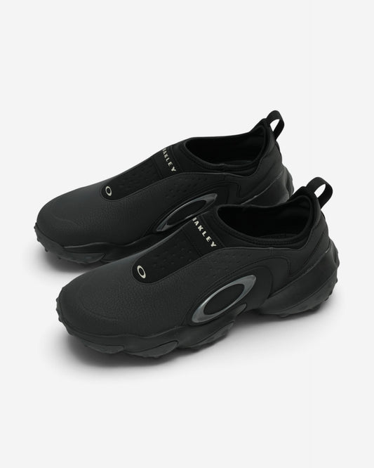Повністю чорні чоловічі кросівки-сліпони Oakley Edge Icon з масивною об'ємною підошвою, неопреновим верхом та сірим логотипом-еліпсом.