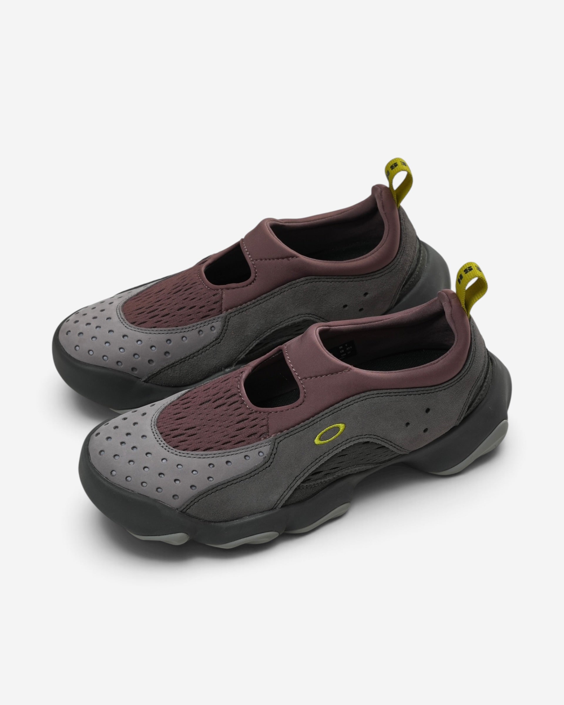 Сіро-сливові кросівки-сандалі Oakley Flesh Sandal із відкритою перфорацією на носку, салатовим логотипом та салатовою петлею на п'яті.