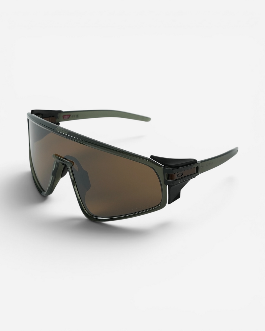 Спортивні панорамні окуляри маскового типу Oakley Latch Panel в оливково-зеленій напівпрозорій оправі з великою коричневою лінзою.