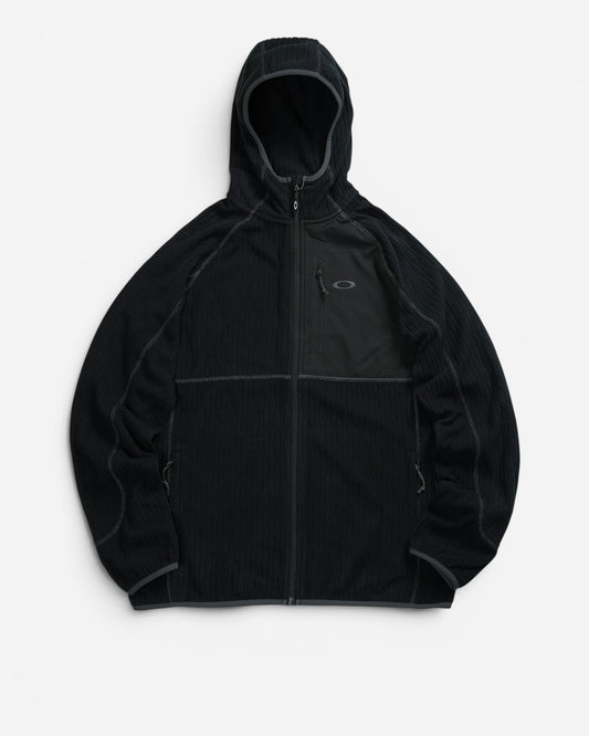 Чорна флісова куртка з капюшоном Oakley Vista Full Zip із текстильною накладкою з ріпстопу на лівій стороні грудей та вертикальною кишенею.