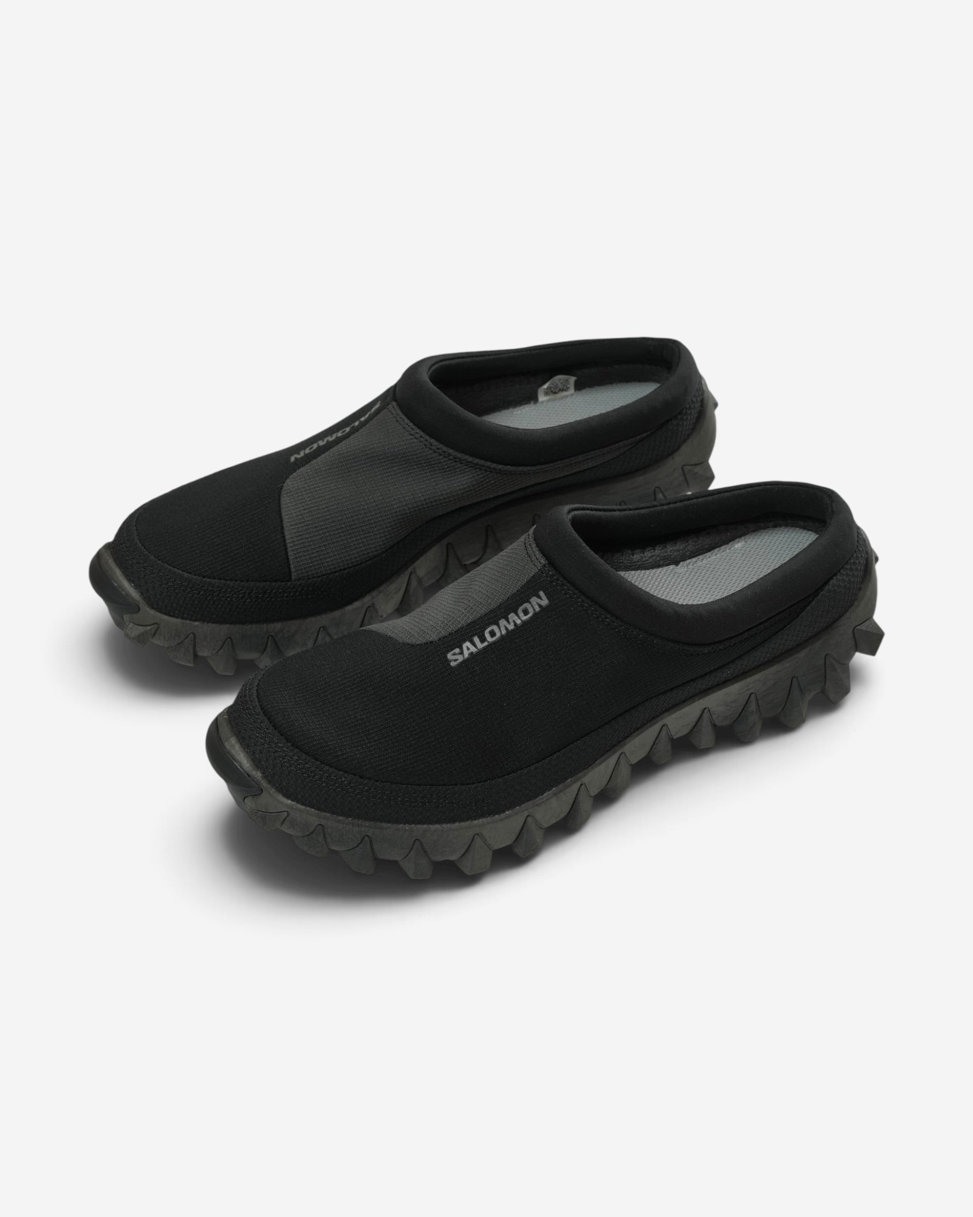 Чорні чоловічі мюлі Salomon Snowclog із сірими текстильними вставками, білим логотипом бренду на підйомі та масивною зубчастою підошвою.