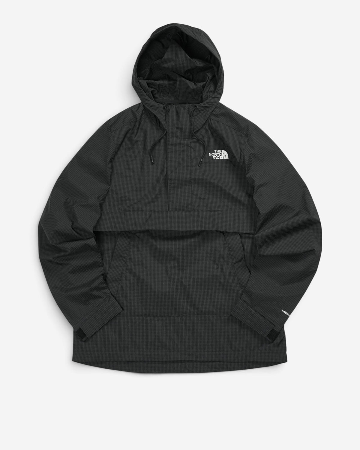 Вітрозахисний анорак The North Face Ersa Wind Anorak чорного кольору з капюшоном, прихованою блискавкою, кишенею-кенгуру та білим вишитим логотипом на грудях.