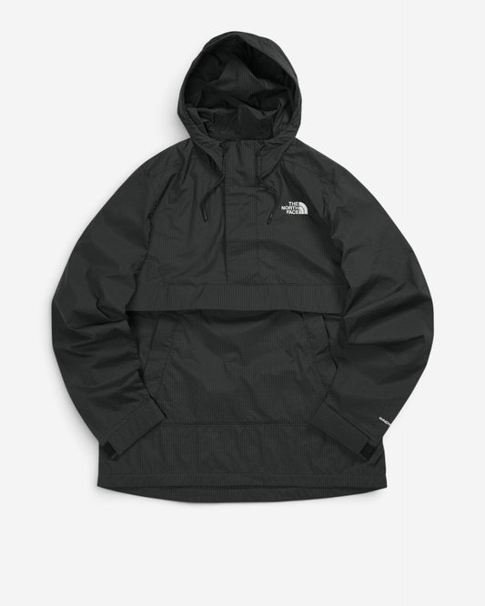 Вітрозахисний анорак The North Face Ersa Wind Anorak чорного кольору з капюшоном, прихованою блискавкою, кишенею-кенгуру та білим вишитим логотипом на грудях.