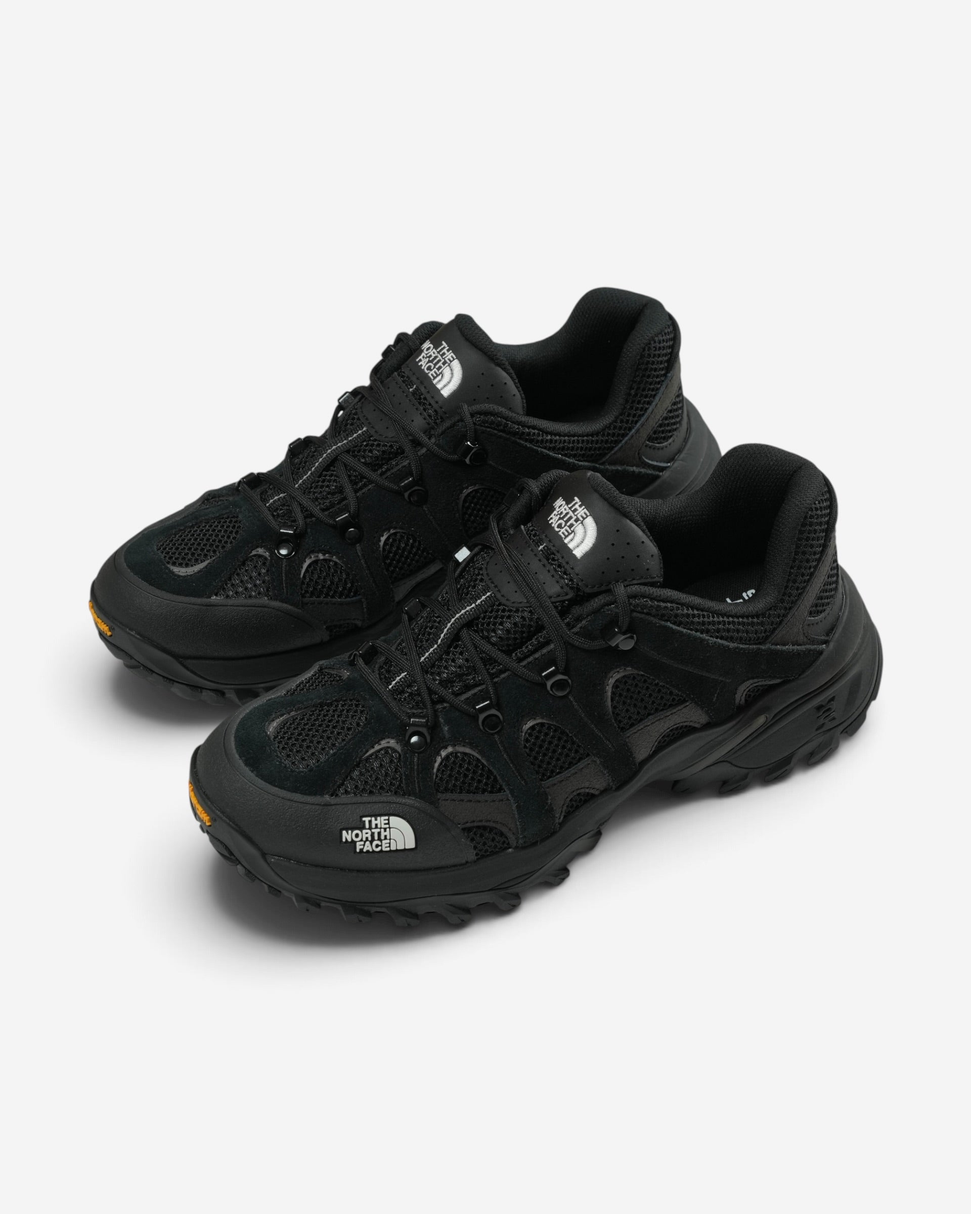 Чорні трекінгові кросівки The North Face Hedgehog 06 з текстильної сітки та замші з круглими отворами з боків і білим логотипом на мисі.