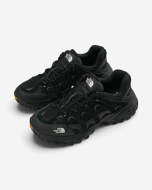 Чорні трекінгові кросівки The North Face Hedgehog 06 з текстильної сітки та замші з круглими отворами з боків і білим логотипом на мисі.