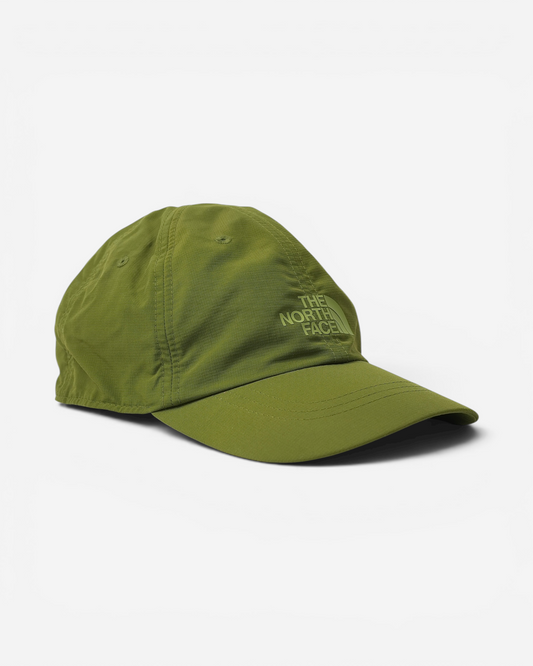 Оливково-зелена легка кепка The North Face Horizon Hat із вишитим фірмовим логотипом бренду в тон тканини на фронтальній частині.