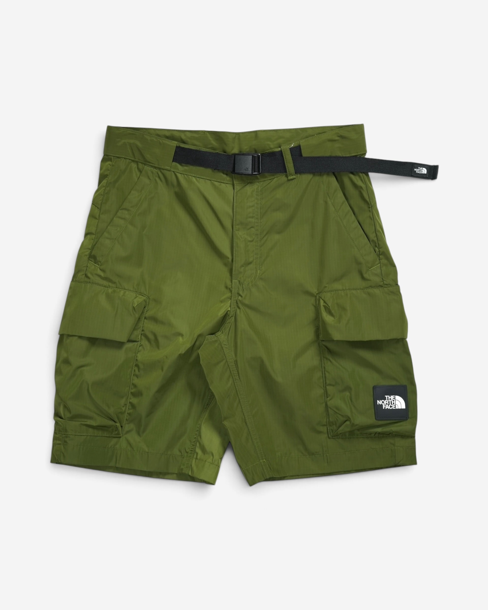 Чоловічі карго-шорти The North Face оливково-зеленого кольору прямого крою з вбудованим чорним ременем та квадратною фірмовою нашивкою на лівій кишені.